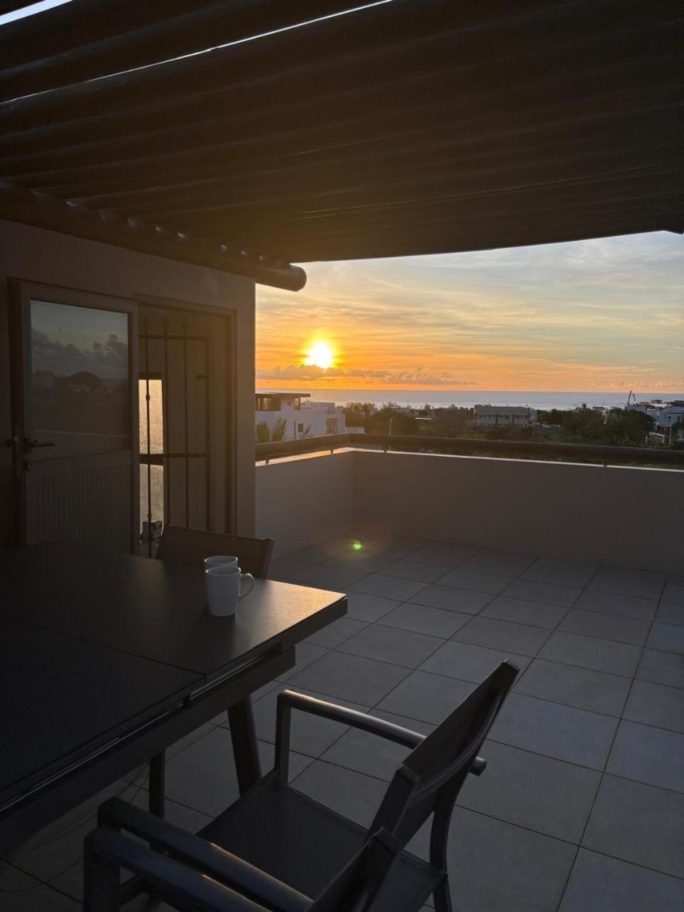 Stunning 3-Bedroom Apartment With Private Rooftop Terrace & Gorgeous Pool Flic en Flac ภายนอก รูปภาพ