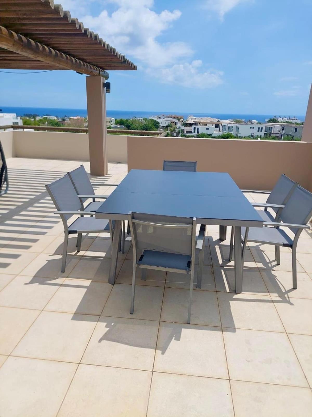 Stunning 3-Bedroom Apartment With Private Rooftop Terrace & Gorgeous Pool Flic en Flac ภายนอก รูปภาพ