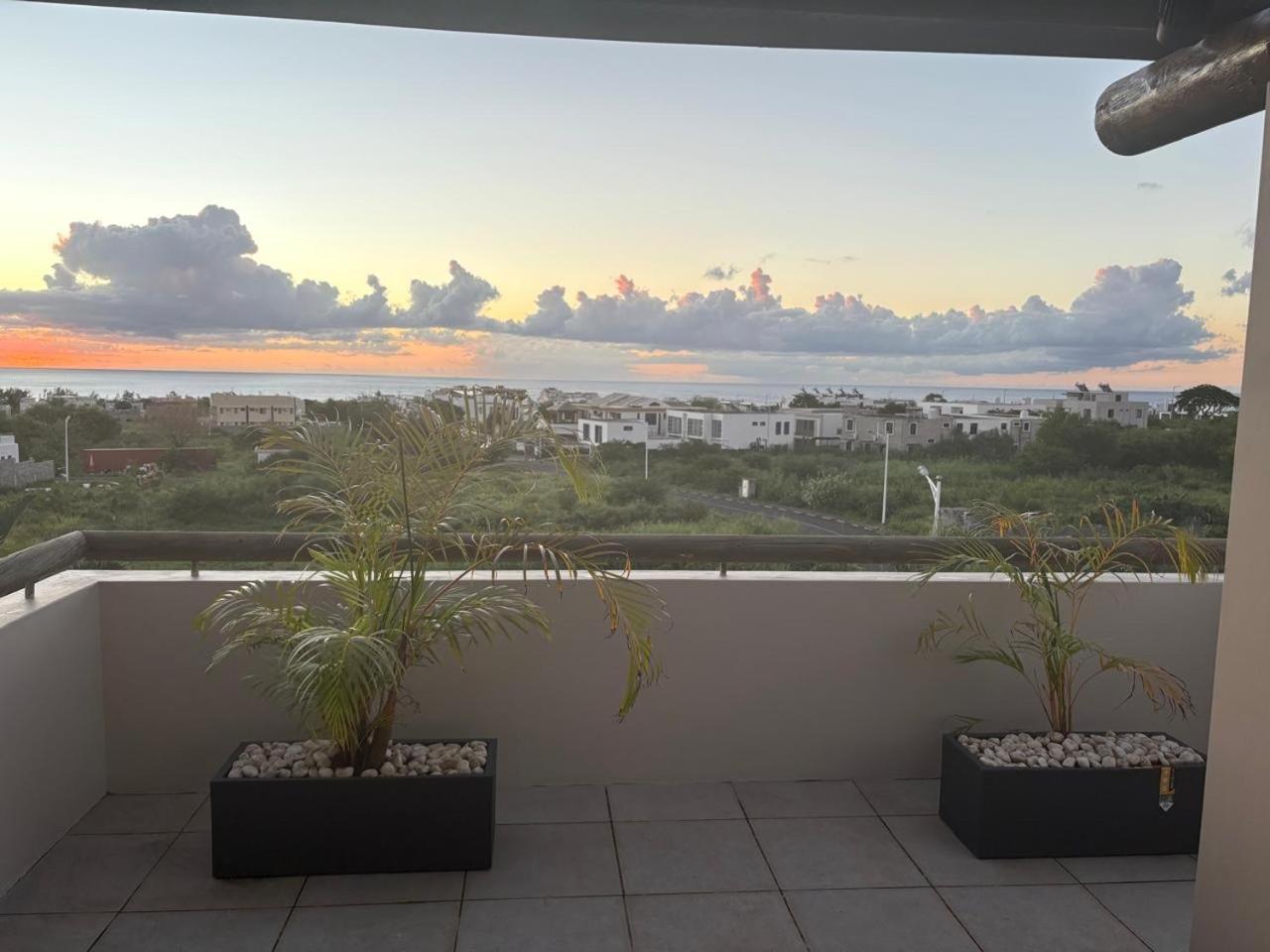 Stunning 3-Bedroom Apartment With Private Rooftop Terrace & Gorgeous Pool Flic en Flac ภายนอก รูปภาพ